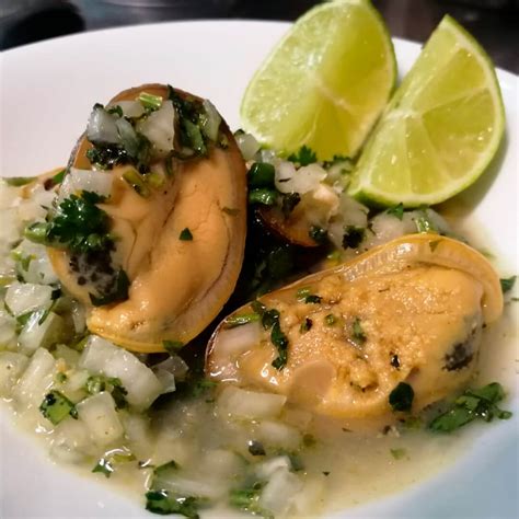Fotografía de choritos en salsa verde servidos en pocillos