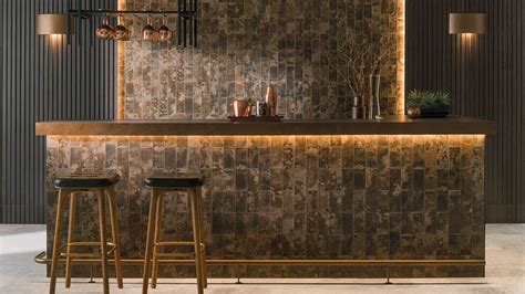 Diseño moderno y atractivo de un juice bar con barra funcional y mesas para clientes.
