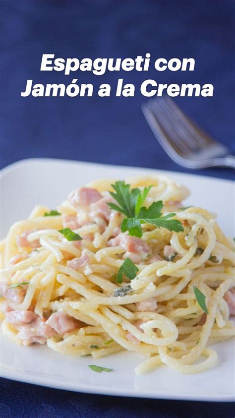 Ingredientes frescos para espagueti con crema: pasta, jamón, quesos, perejil, ajo, cebolla, crema