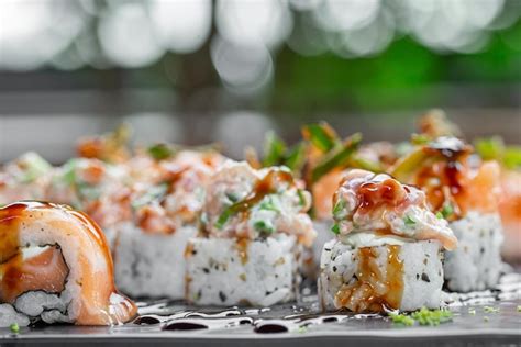 Varias preparaciones con queso crema: sushi roll, sándwich gourmet y cheesecake