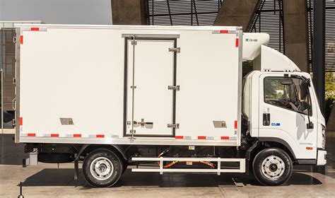 Camión refrigerado especializado en transporte de alimentos perecibles