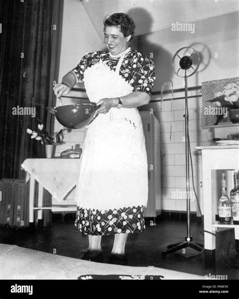 Fotografía de Petrona C. de Gandulfo enseñando en una cocina