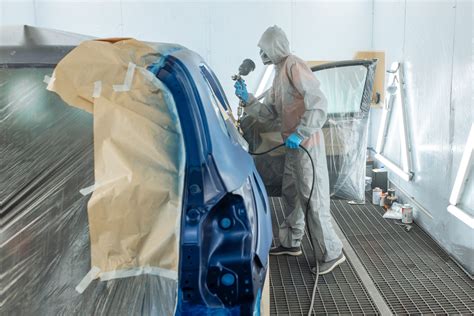 Esquema visual que muestra el proceso de pintado de las cavidades del molde con chocolate fundido