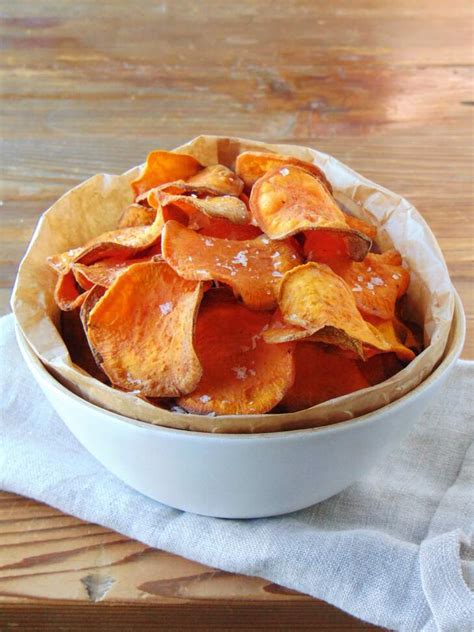 Fotografía gastronómica: Chips de boniato servidos en un bol con especias y hierbas frescas