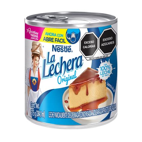 Imagen de latas de leche condensada hirviendo en una olla