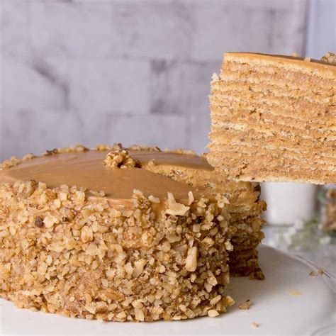 Foto de una torta de milhojas con manjar y nueces, lista para servir