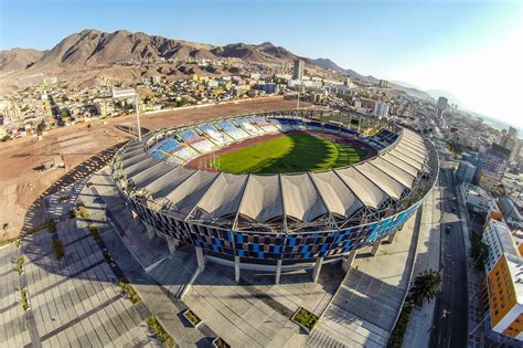Plano general de la explanada del Estadio Regional Calvo y Bascuñán durante las Fiestas Patrias