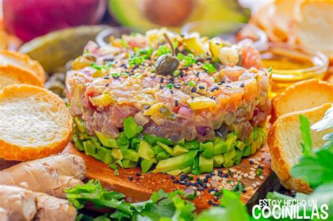 Plato de tartar de cerdo con aderezo y acompañamientos