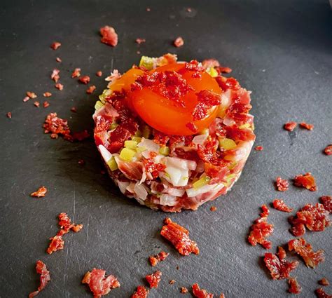 Plato de tartar de cerdo ibérico listo para servir