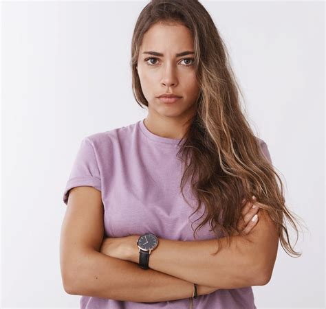 Persona con brazos cruzados en una pose pensativa o concentrada