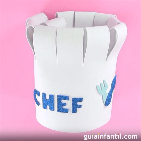 Variedad de adornos de goma eva para personalizar un gorro de chef