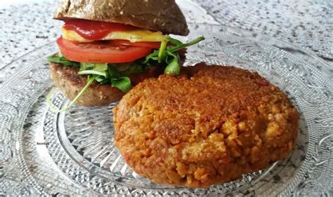 Foto de hamburguesas de soja texturizada cocinadas en una sartén con una costra dorada