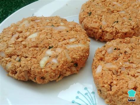 Varias hamburguesas de soja texturizada con diferentes toppings y salsas