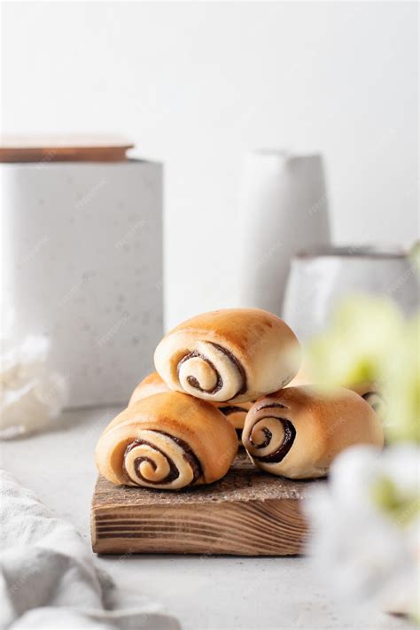 Rollos de masa dulce recién horneados y glaseados