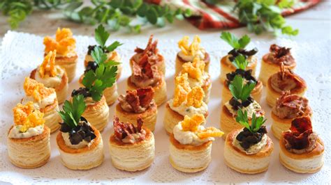 Variedad de canapés de queso fresco con diferentes toppings