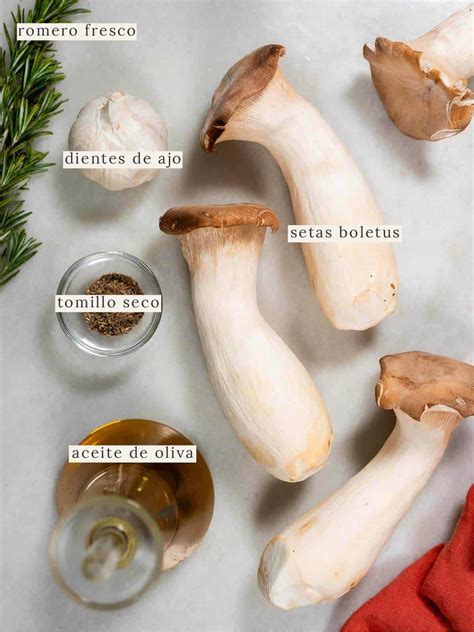 Setas boletus frescas y los ingredientes para la salsa.
