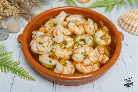 fotografía de un plato de gambas al ajillo con un toque de cayena