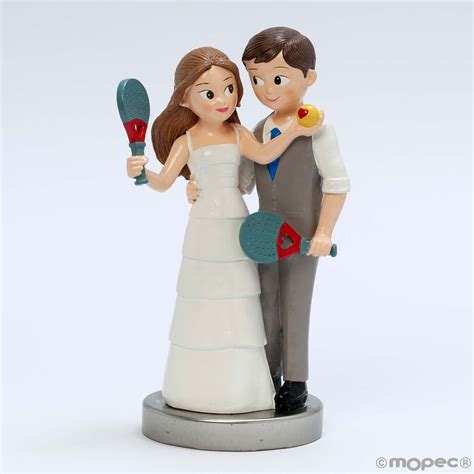 Fotografía de una tarta de boda decorada con figuras clásicas de Playmobil representando a los novios