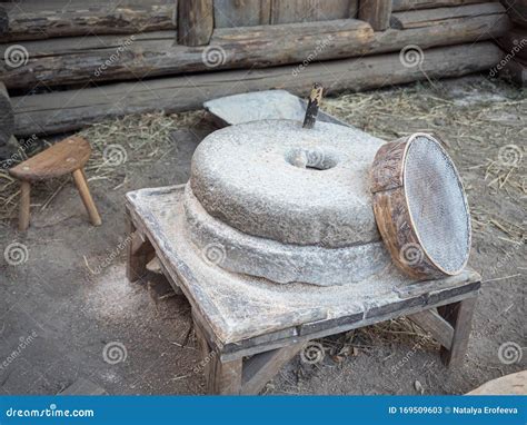 Molino de piedra antiguo moliendo trigo para producir harina fina