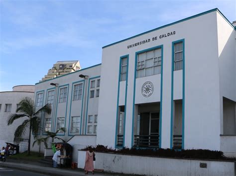 Fotografía del campus principal de la Universidad de Caldas que ilustra su entorno académico e histórico