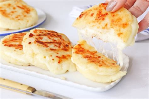 Fotografía de un plato tradicional con arepas y diversos tipos de queso blanco fresco y curado.