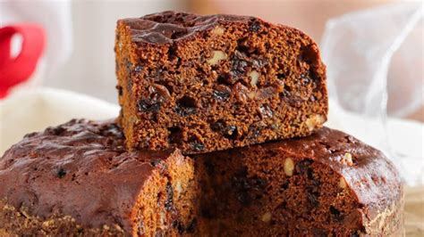 Rebanada de torta galesa acompañada de té en un ambiente acogedor