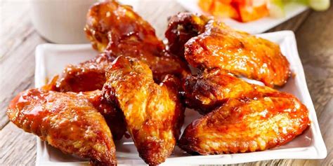 Alitas de pollo dispuestas en una rejilla de horno