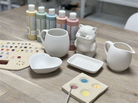 Esquema de los materiales básicos necesarios para pintar cerámica: pinceles, pinturas, paletas y piezas de bizcocho.