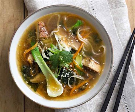 Ingredientes para sopa miso: alga kombu, katsuobushi, shiitake, tofu, miso y cebollino.