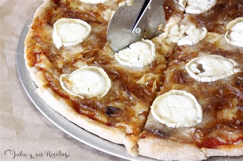 Pizza de manzana con queso de cabra y cebolla caramelizada