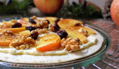 Pizza de manzana Fuji con mascarpone y arándanos