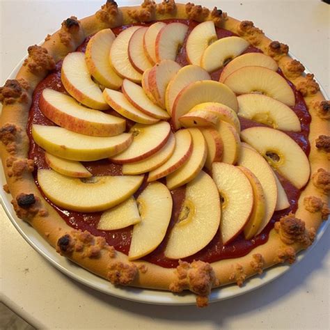 Pizza crujiente de manzana con cobertura dorada