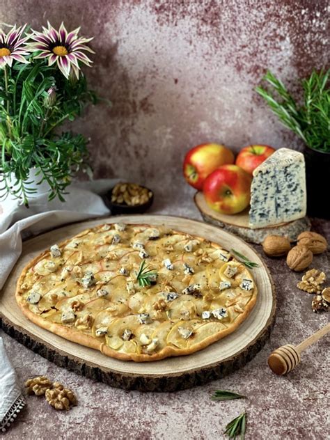 Pizza de manzana con queso azul y nueces