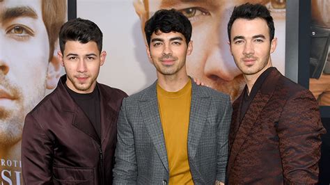 Comparativa visual de los Jonas Brothers en la vida real y sus personajes en la serie Jonas, destacando las similitudes