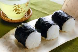 Ilustración de las cuatro formas estándar de onigiri: triangular, redonda, tawara (fardo) y sándwich