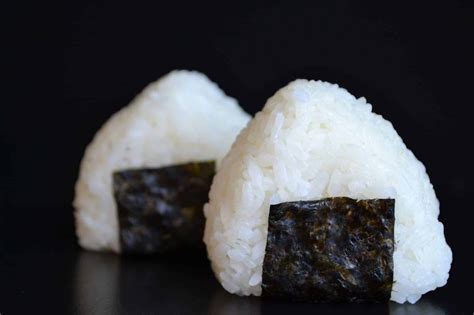 Dibujo o infografía del envase especial de onigiri que mantiene el alga nori separada del arroz