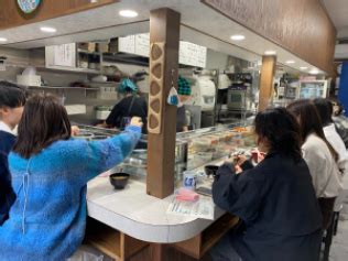 Antiguo local especializado en onigiri en Tokio, con clientes haciendo fila