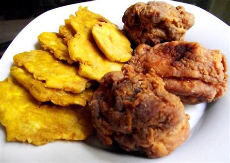 Chicharrón de pollo dominicano con tostones y limón