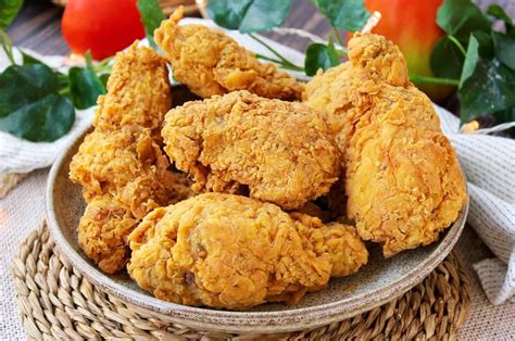 Pollo frito recién preparado, crujiente y dorado