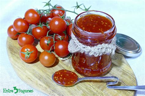 Mermelada de tomate cocinándose en una olla