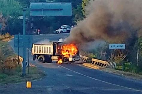 Foto de vehículos incendiados en una carretera