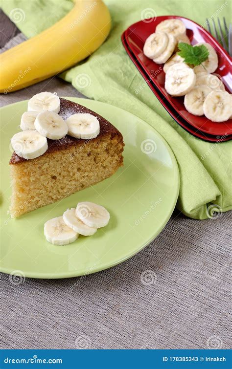 Plato de bizcocho de plátano recién horneado con leche y fruta para el desayuno