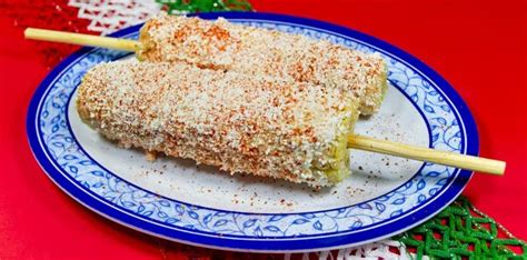 Elotes mexicanos asados con queso y mayonesa