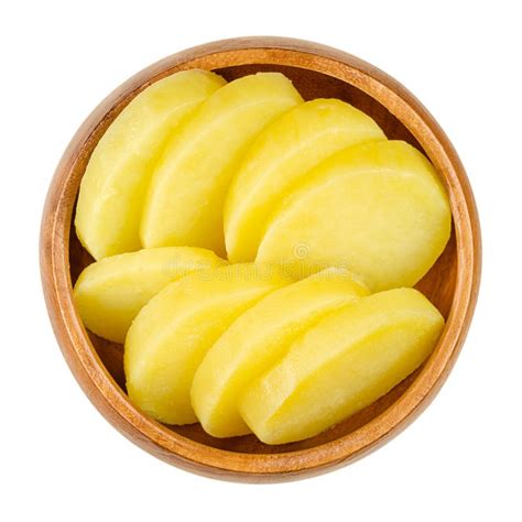 fotografía de papas cocidas y cortadas por la mitad en un bol