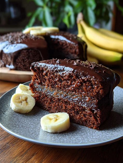 Torta de banana húmeda y esponjosa en una rebanada con café