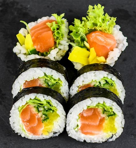 Plato variado de sushi fresco y rollos maki, listo para ser entregado