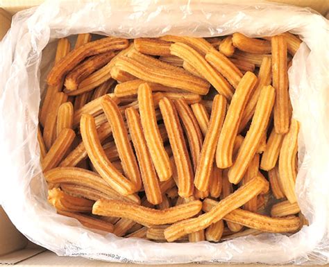 Churros recién fritos listos para rellenar