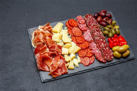 Variedad de embutidos españoles en una tabla de degustación