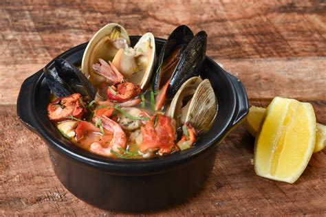 Mariscal caliente chileno con limón y perejil