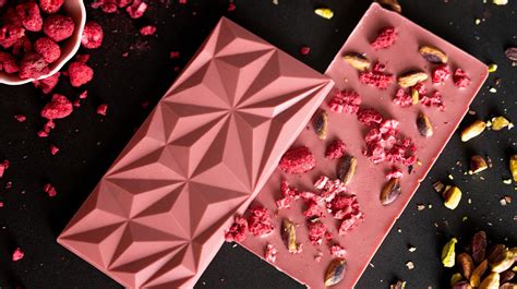 Imagen de chocolate Ruby en su forma de barra o chips
